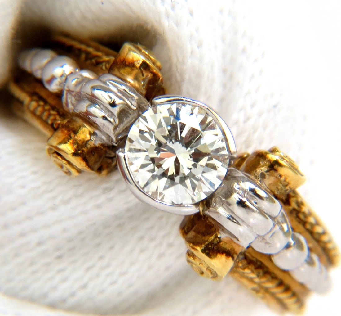 18KT .73CT ROUND BRILLIANT NATURAL DIAMOND RING GILT DECO H/VS *v: MAGNIFICENT JEWELS Gorgeous intricate detail .73ct. round natural diamond Full cut, brilliant round 5.7mm diameter H-color Vs-2 clarity 9.4 grams 18kt. white and yellow gold. depth of ring: 6.85mm Wid