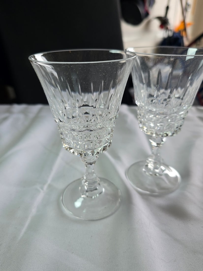 Set of Four W.M. Dalton French Lead Crystal "Vérité Pattern" Wine Glasses - 2