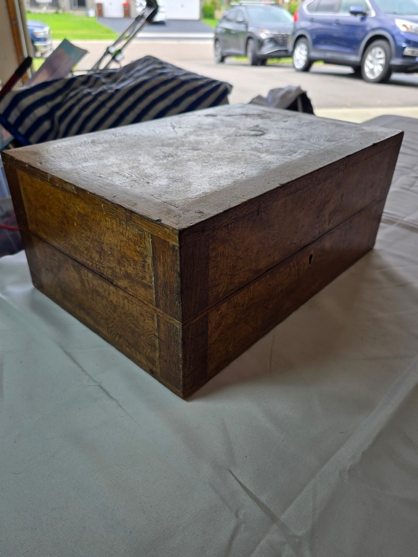 Burr Walnut veneered box with fitted interior - 2