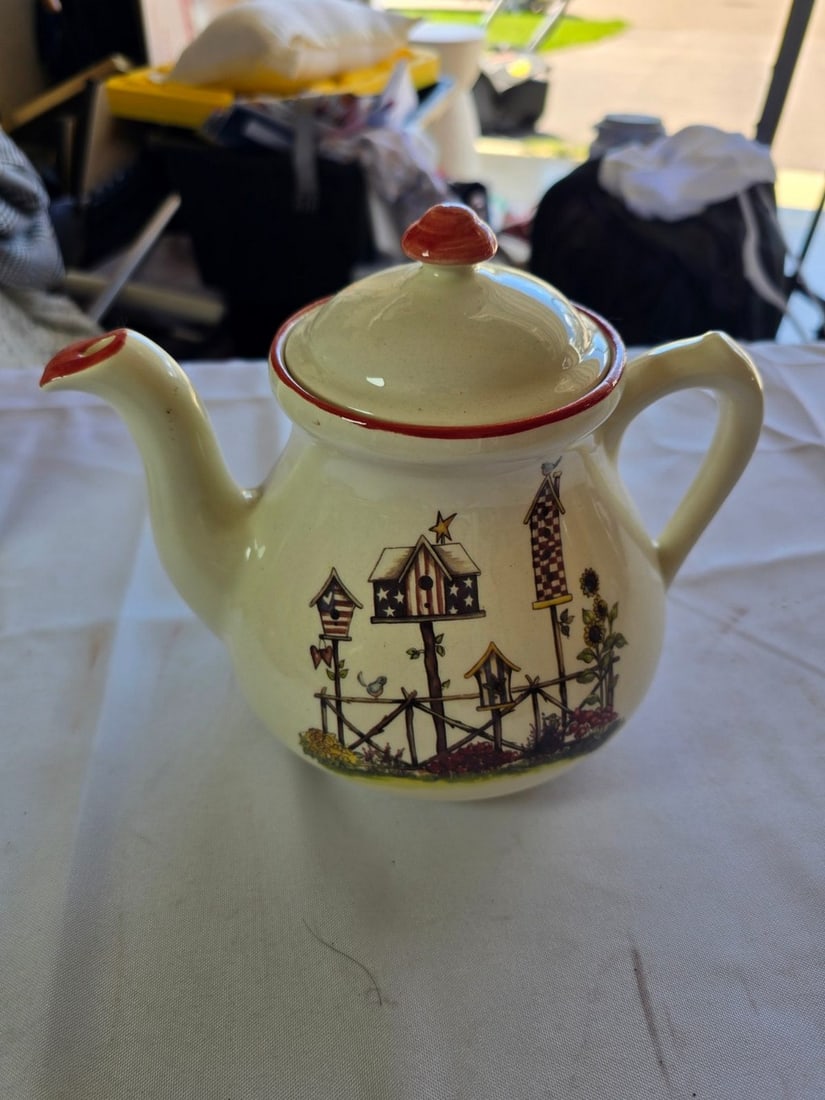 Collection of Four Vintage Teapots and a Vase - 5