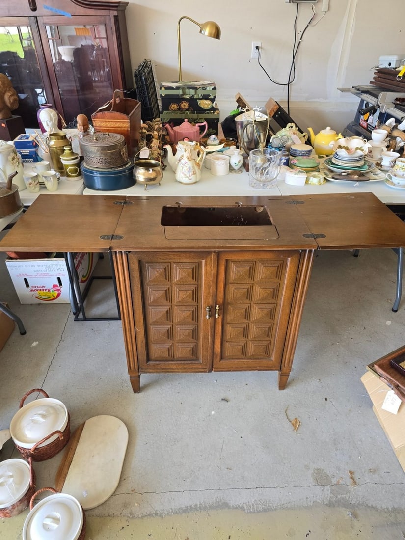 Vintage Mid-Century Modern Singer Sewing Machine Cabinet - 3