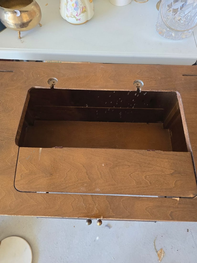 Vintage Mid-Century Modern Singer Sewing Machine Cabinet - 4