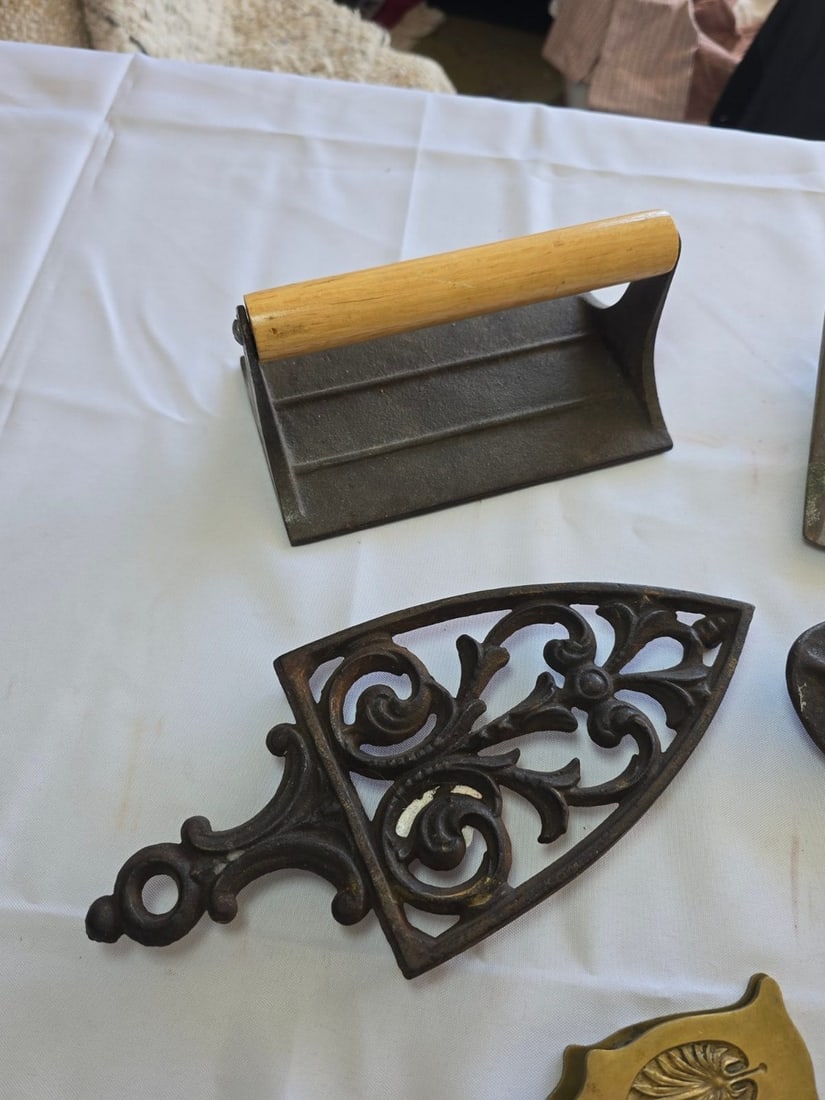 Collection of Vintage Cast Iron and Brass Household Items (6 pieces) - 2