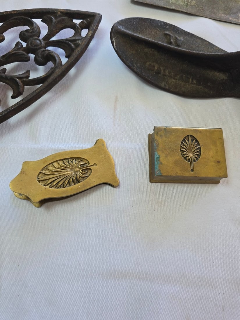 Collection of Vintage Cast Iron and Brass Household Items (6 pieces) - 3