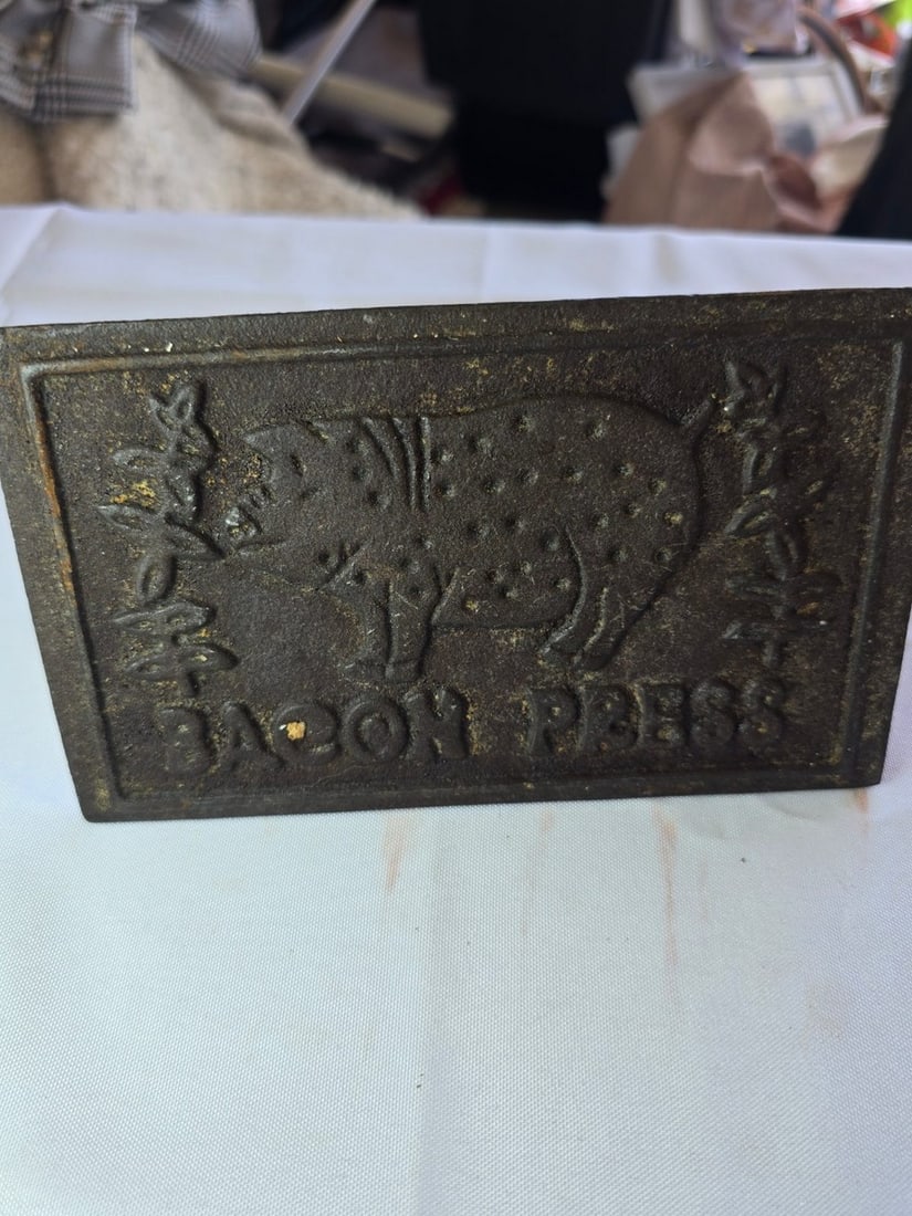 Collection of Vintage Cast Iron and Brass Household Items (6 pieces) - 7
