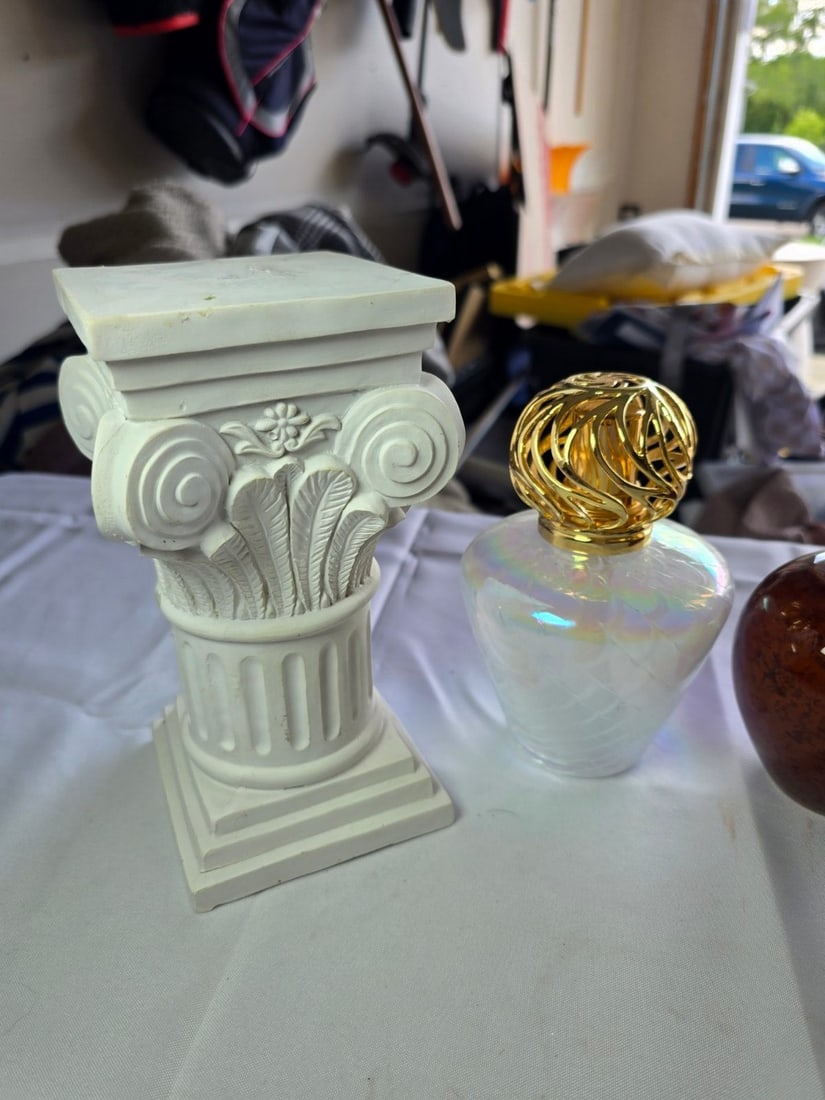 Collection of Four Fragrance Lamps and a Decorative Pedestal - 2