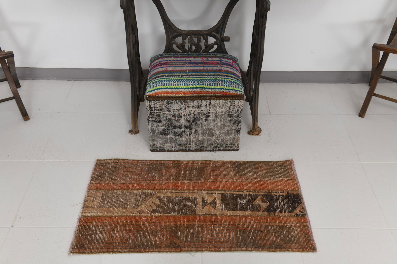 1'8'' x 3'2'' Turkish Handmade Kilim Rug - 24129 - 3