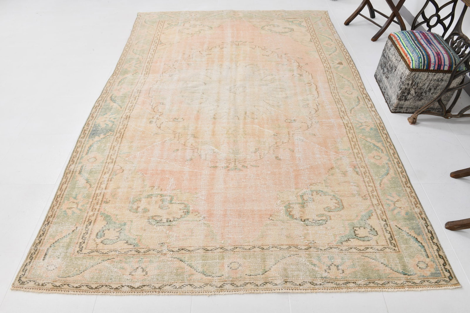 6'4'' x 9'5'' Handmade Vintage Wool Rug - 21054 - 4