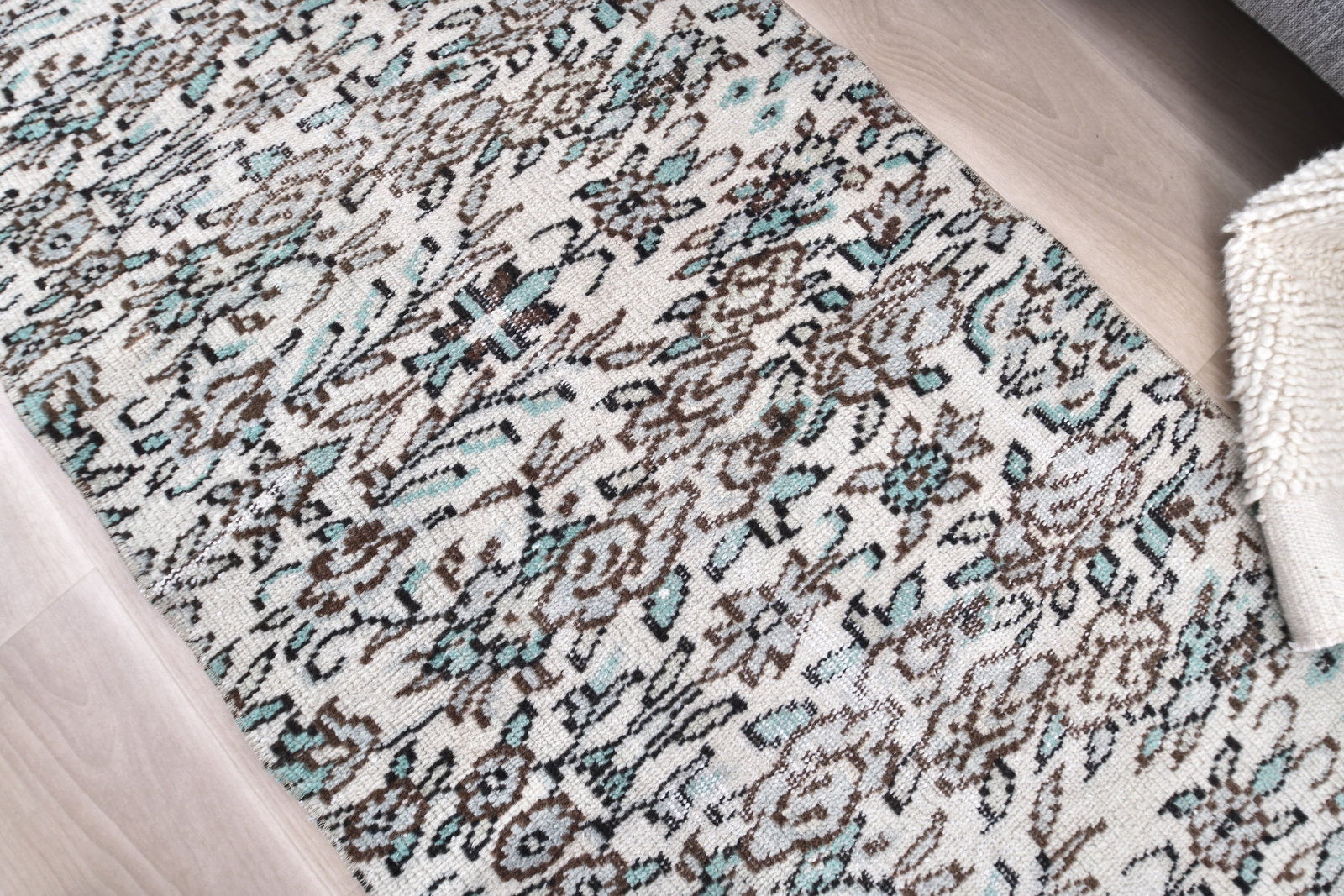 2'6'' x 5'6'' Decorative Vintage Rug - 240937 - 3