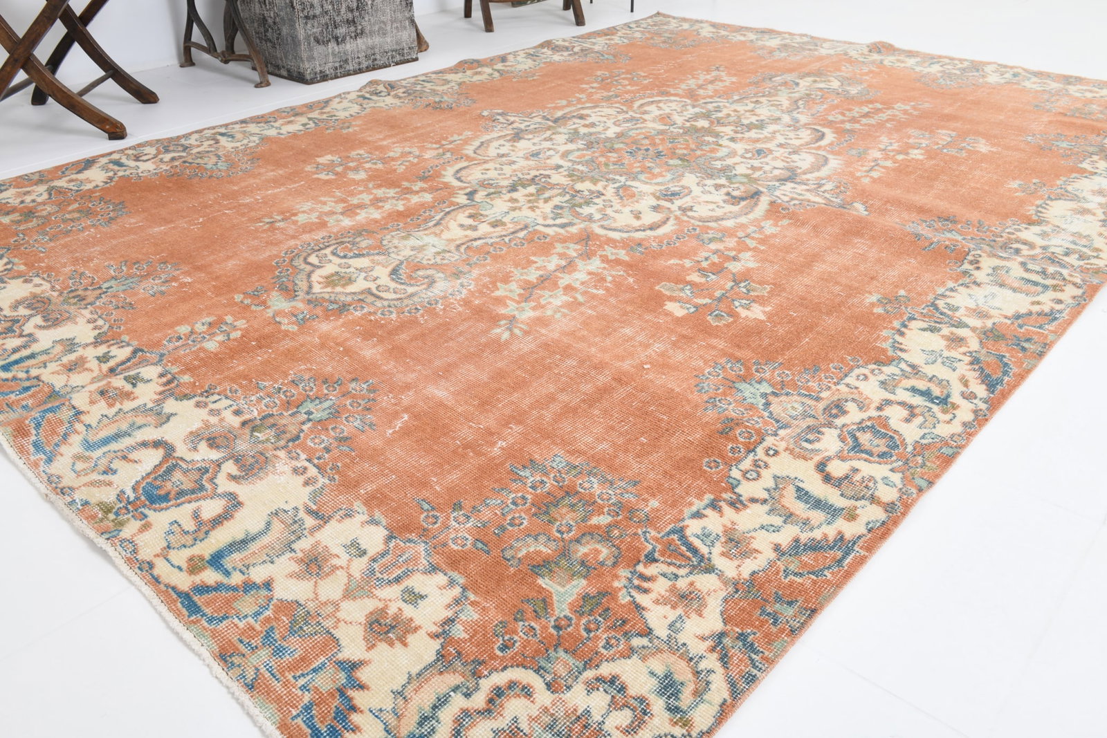 7'1'' x 10'2'' Handmade Vintage Wool Rug - 17537 - 4