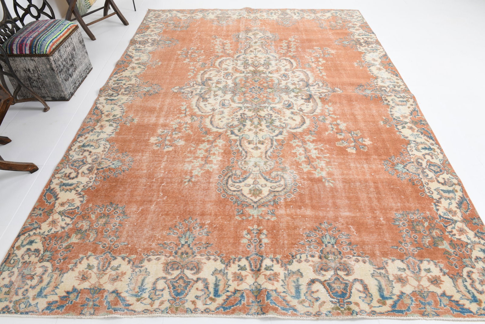 7'1'' x 10'2'' Handmade Vintage Wool Rug - 17537 - 5