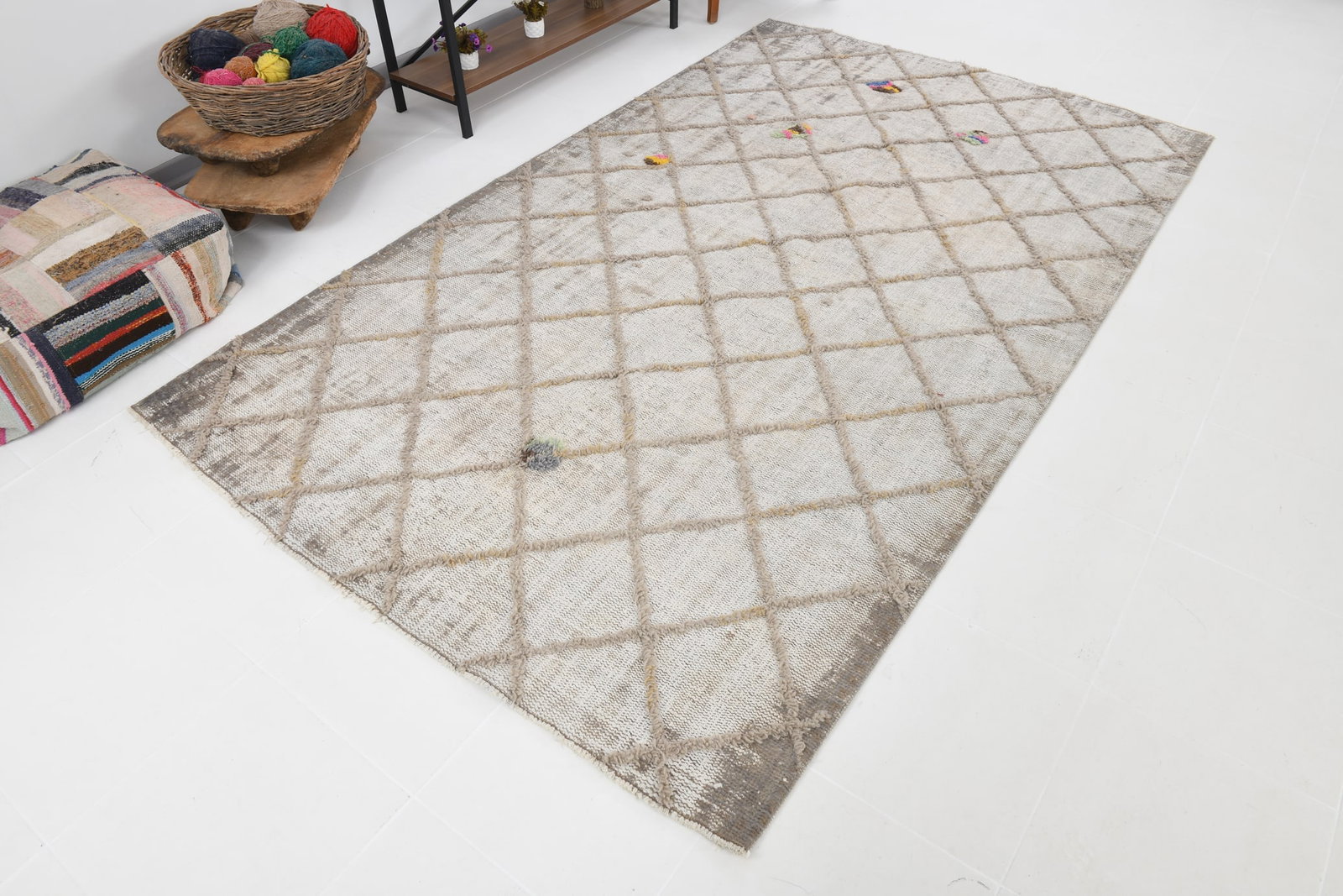 5'7'' x 9'4'' Handmade Vintage Wool Rug - 80261 - 3