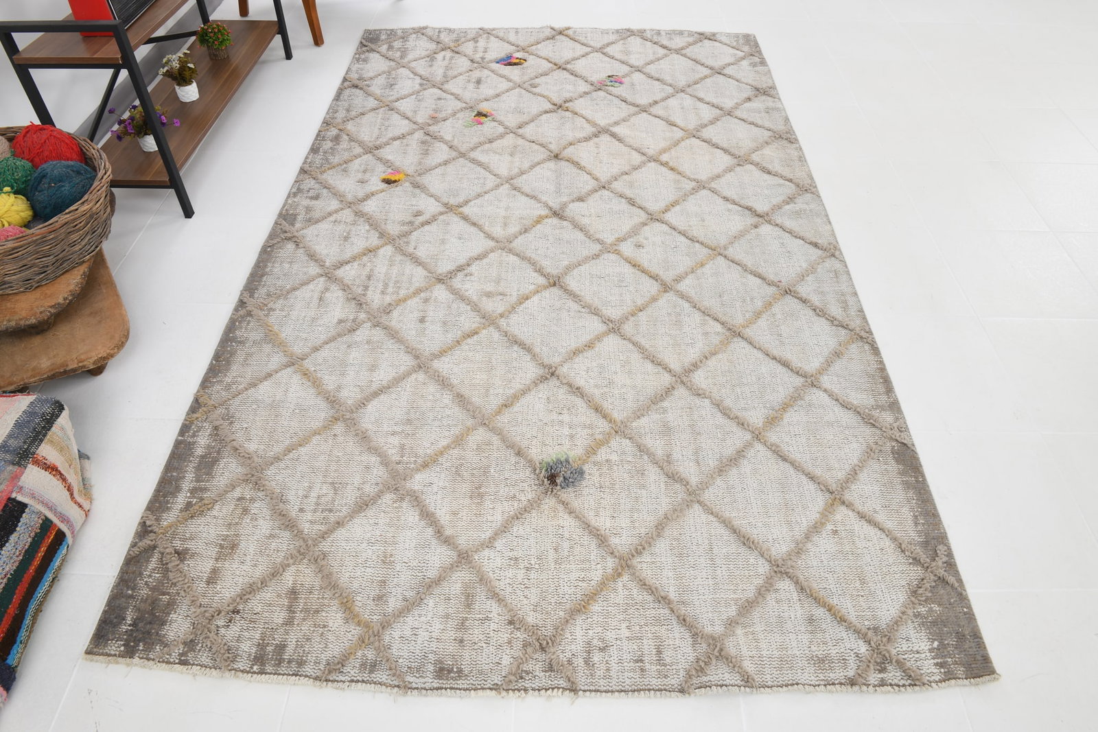 5'7'' x 9'4'' Handmade Vintage Wool Rug - 80261 - 4