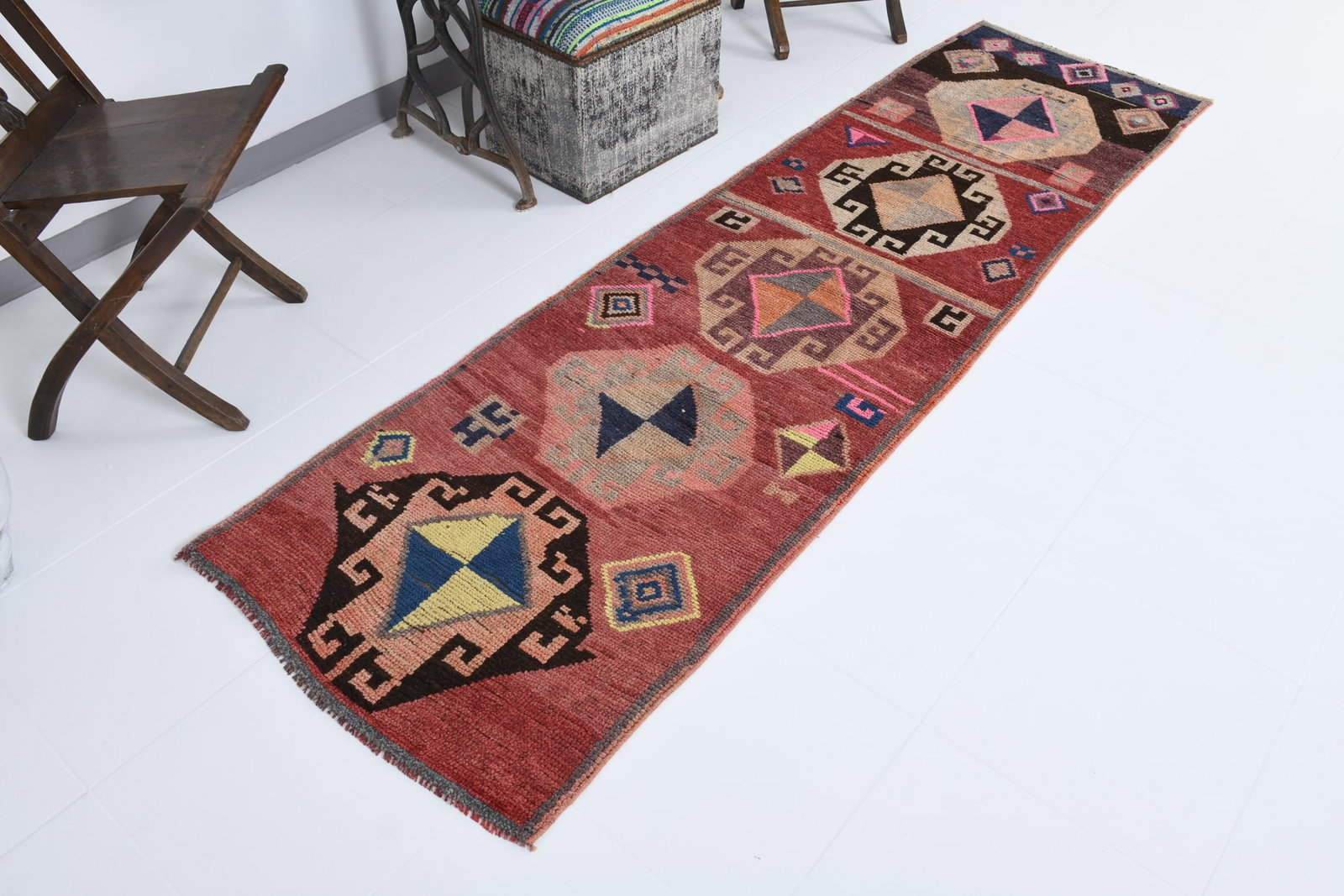 2'6'' x 8'8'' Handmade Vintage Wool Rug - 17942 - 3