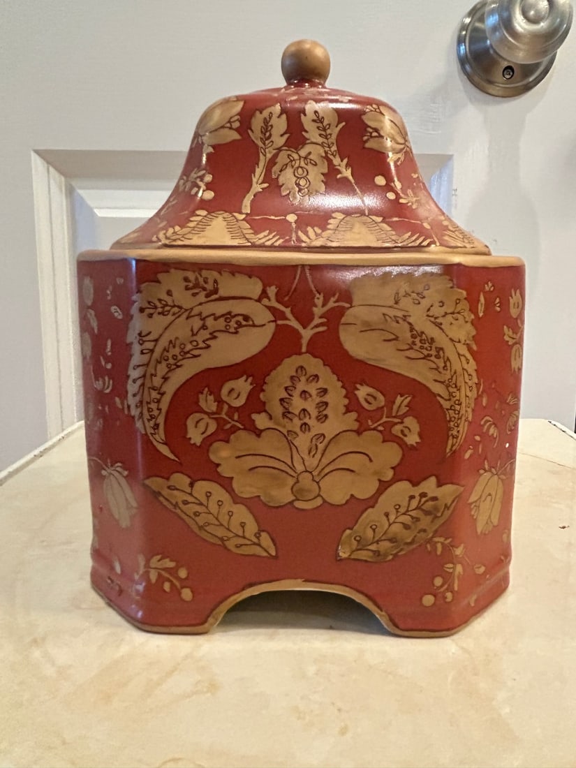 Chinoiserie Style Red and Gilt Octagonal Covered Jar - 2