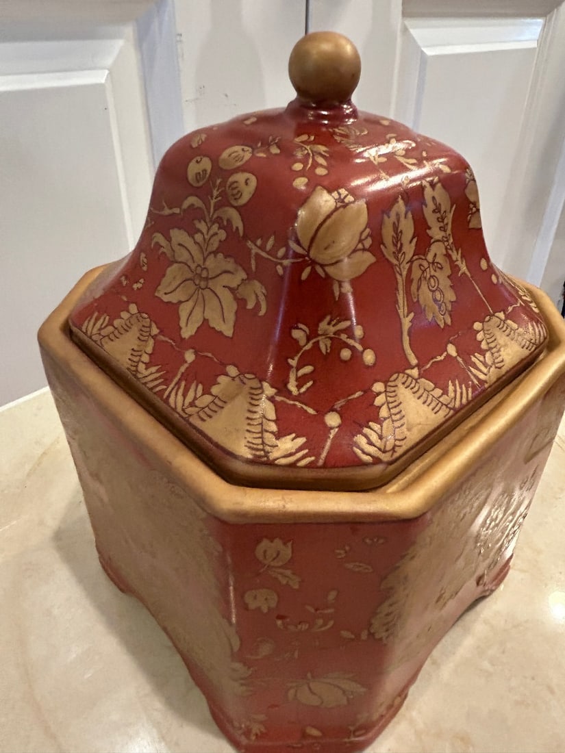 Chinoiserie Style Red and Gilt Octagonal Covered Jar - 4