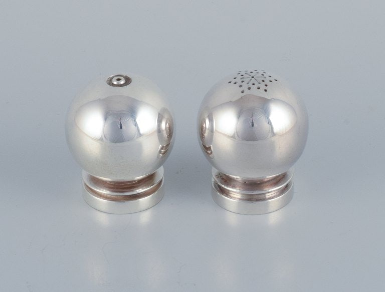 Harald Nielsen for Georg Jensen. A pair of Pyramid salt and pepper shakers in sterling silver.: Title:Harald Nielsen for Georg Jensen. A pair of Pyramid salt and pepper shakers in sterling silver. Description:Harald Nielsen for Georg Jensen. A pair of Pyramid salt and pepper shakers in sterling 