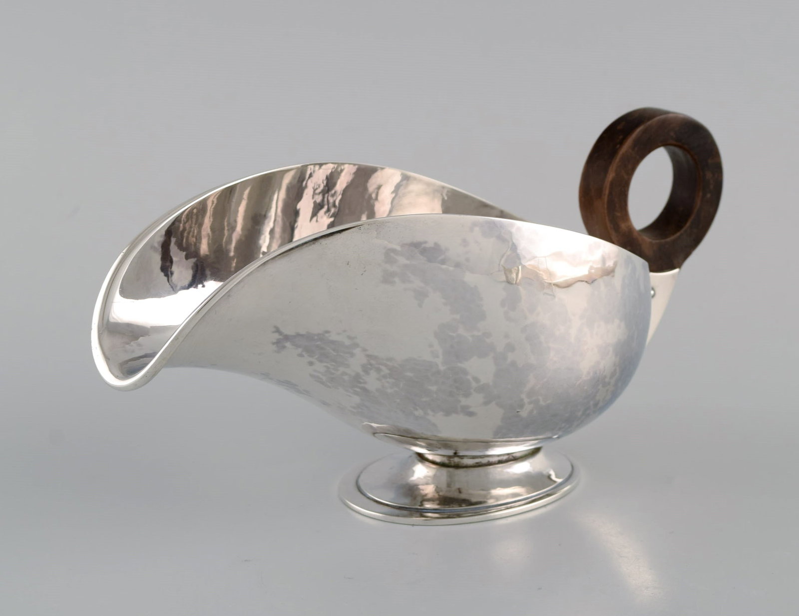 Hans Hansen (1884 - 1940), Denmark. Art deco / funkis sauce jug in sterling silver with handle in - 4