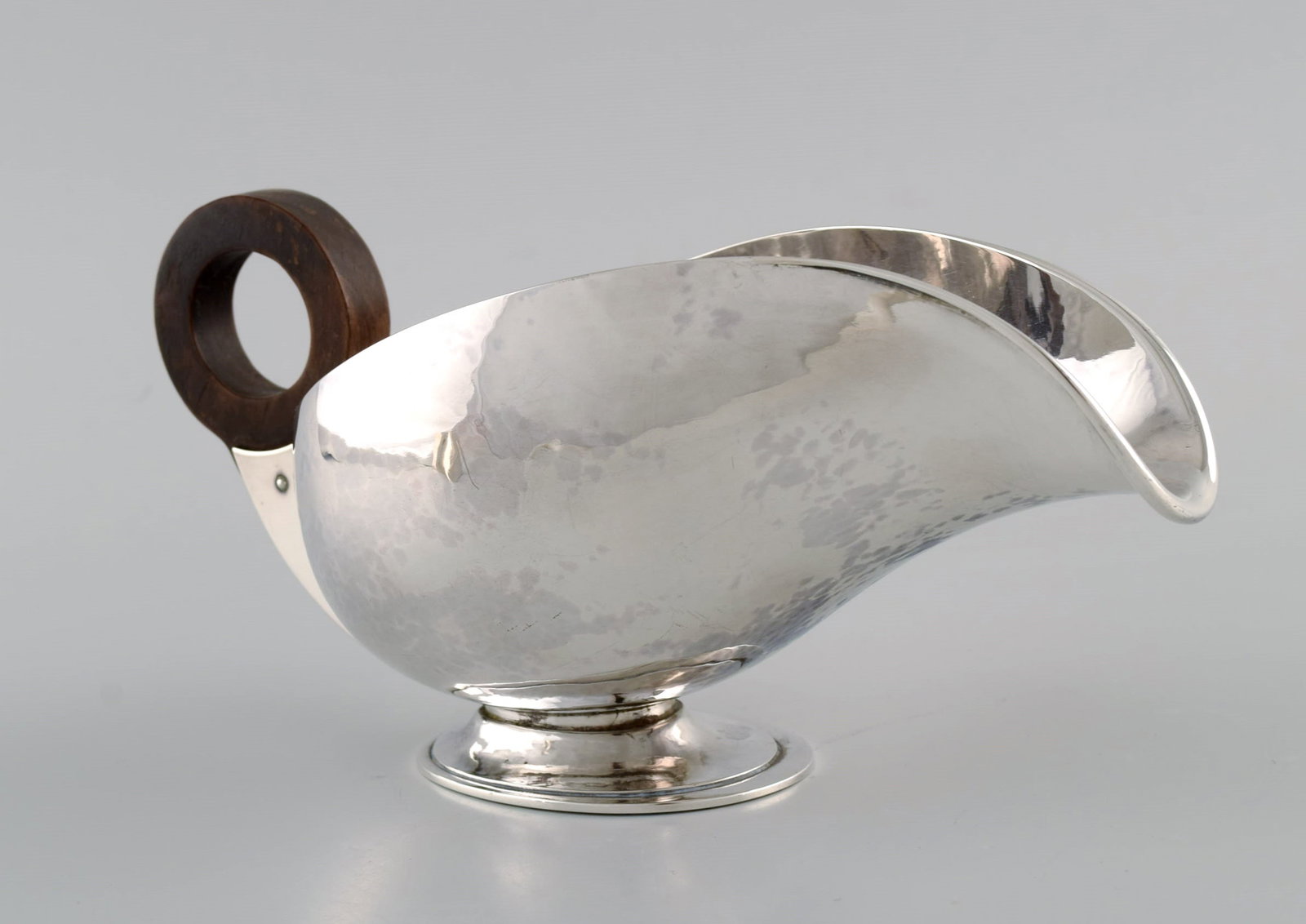 Hans Hansen (1884 - 1940), Denmark. Art deco / funkis sauce jug in sterling silver with handle in - 6