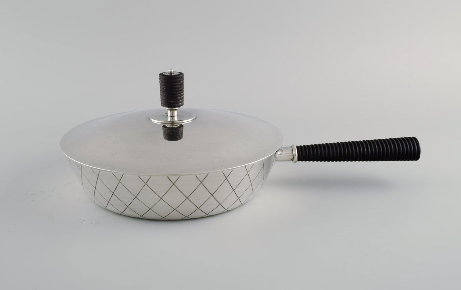 Sigvard Bernadotte for Georg Jensen. Rare casserole in sterling silver with handle and lid knob in - 5