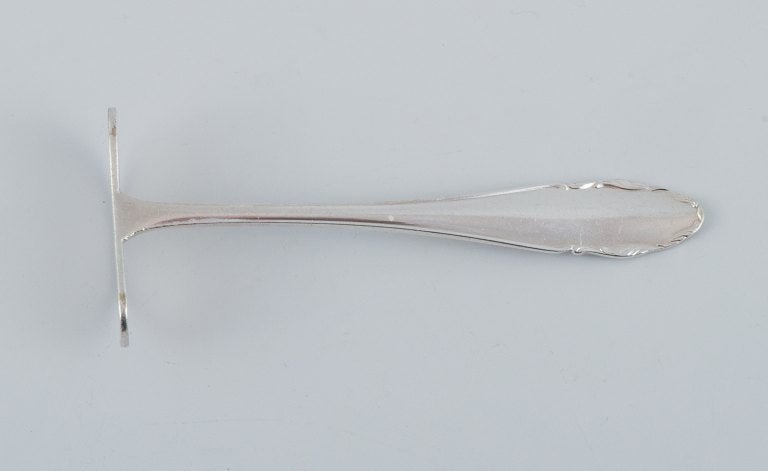 A collection of 9 pieces of various plated silver. Among other things, cake spatulas, food pushers, - 6