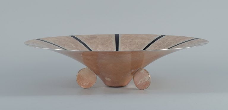 WMF, Germany. Large art deco Ikora bowl in plated silver inlaid with brass. - 3