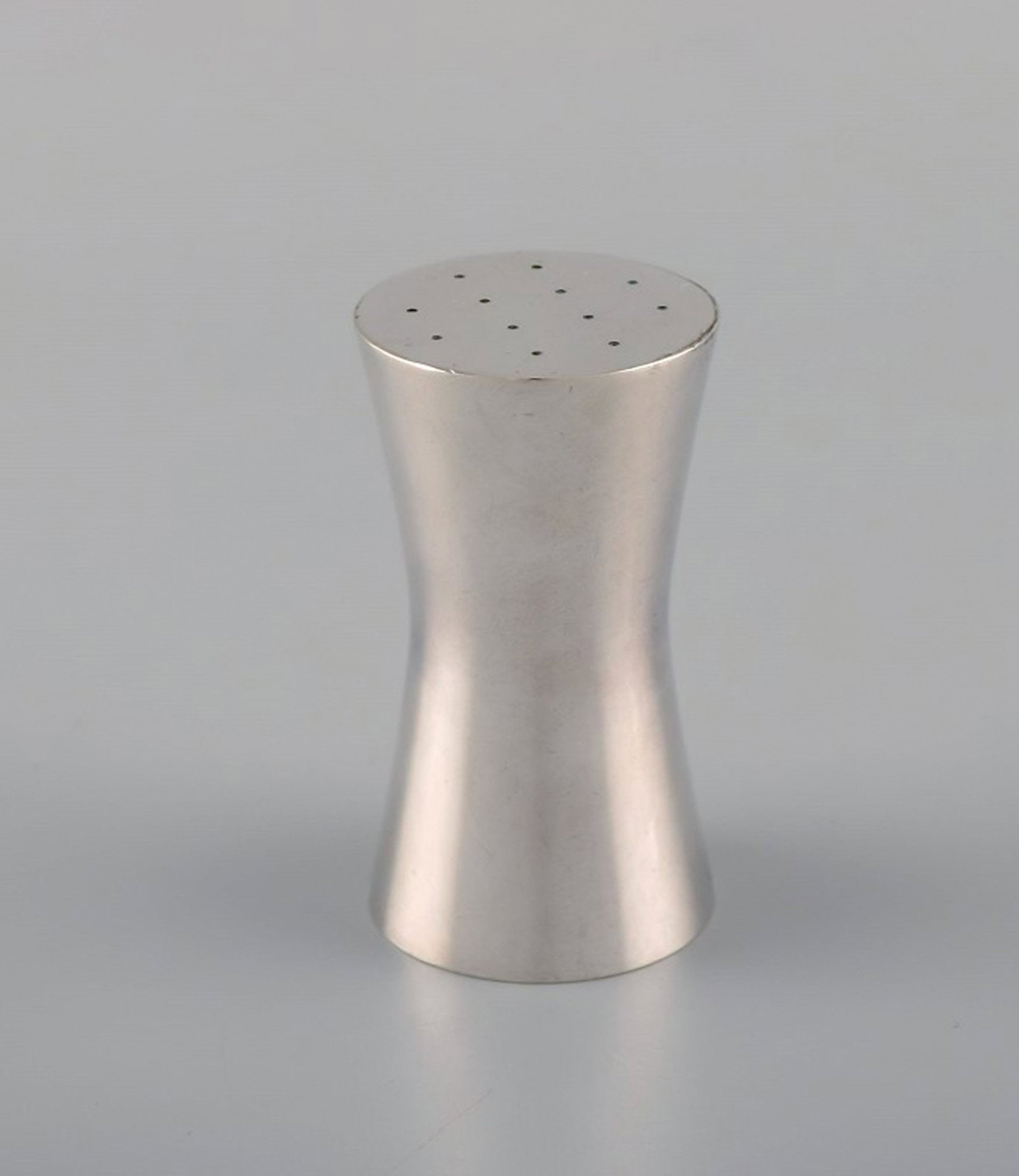 Modernist Hans Hansen for Georg Jensen salt shaker in sterling silver. 1960s. - 2