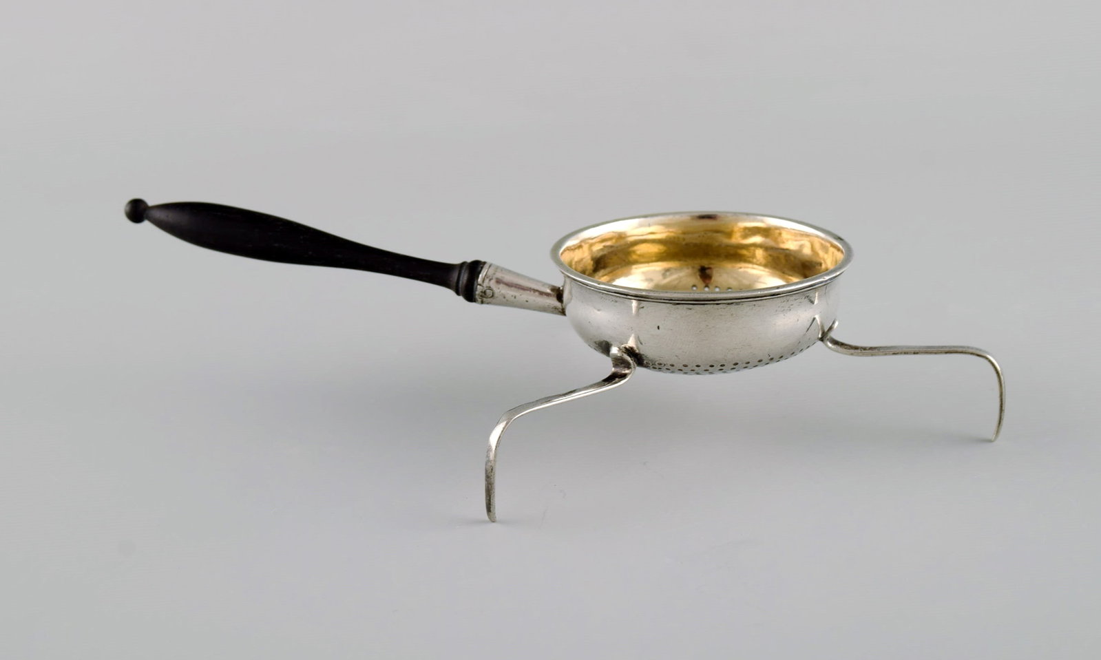European silversmith. Antique silver tea strainer on tripod with shaft in turned ebony. Gilded - 3