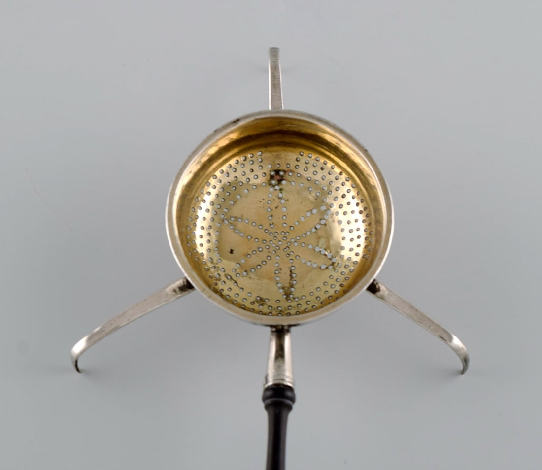 European silversmith. Antique silver tea strainer on tripod with shaft in turned ebony. Gilded - 4