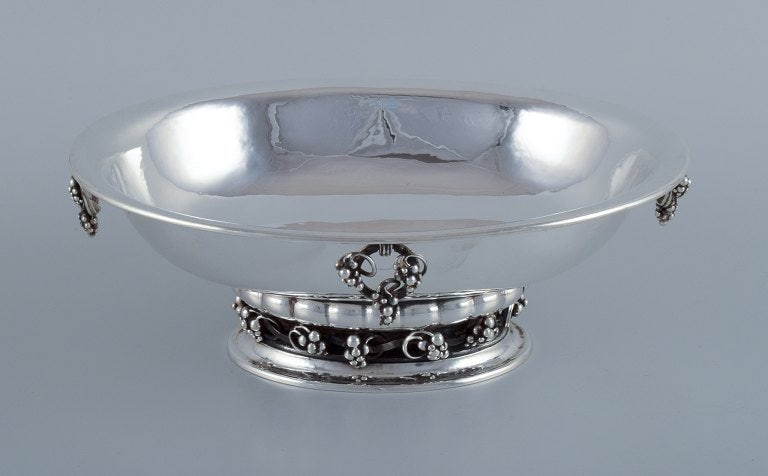 Georg Jensen, large and impressive centerpiece in sterling silver. Featuring grape clusters. - 3