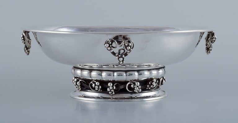Georg Jensen, large and impressive centerpiece in sterling silver. Featuring grape clusters. - 4