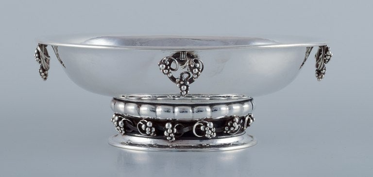 Georg Jensen, large and impressive centerpiece in sterling silver. Featuring grape clusters. - 5