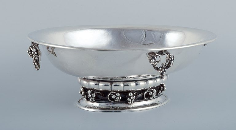Georg Jensen, large and impressive centerpiece in sterling silver. Featuring grape clusters. - 6