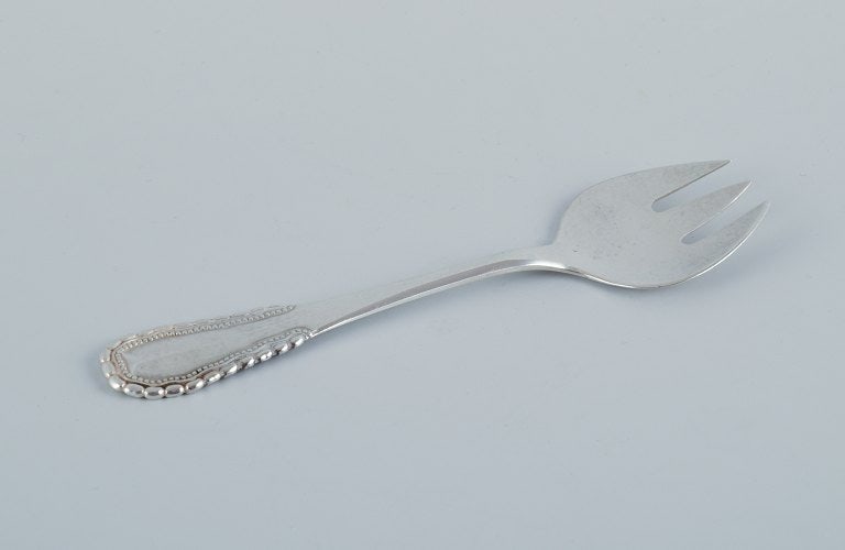 Georg Jensen, Viking, rare lemon fork in 830 silver.: Title:Georg Jensen, Viking, rare lemon fork in 830 silver. Description:Georg Jensen, Viking, rare lemon fork in 830 silver. Stamped with 1915-1932 hallmark. In excellent condition. Dimensions: L 13.6 
