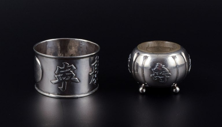 Hong Kong silver, napkin ring and salt shaker in silver. - 2