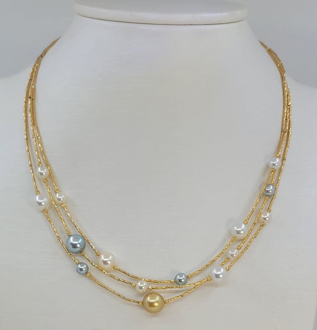 Necklace - 18 kt. Yellow gold - 5x9 mm Akoya pearls: Title: Necklace - 18 kt. Yellow gold - 5x9 mm Akoya pearls Description: An unique necklace containing 15 top quality round golden, white and silvery Akoya pearls. Produced in the warm oceans of