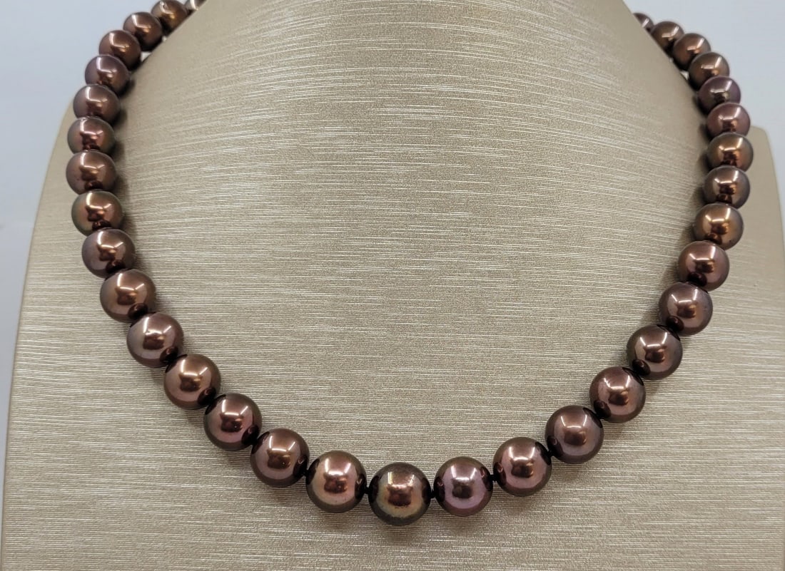 Necklace - 14 kt. Yellow gold, PSL Certified Chocolate Tahitian Pearls - 8.0x10.5mm: Title: Necklace - 14 kt. Yellow gold, PSL Certified Chocolate Tahitian Pearls - 8.0x10.5mm Description: This necklace is in the category of the Tahitian Pearls according to the tested results and the