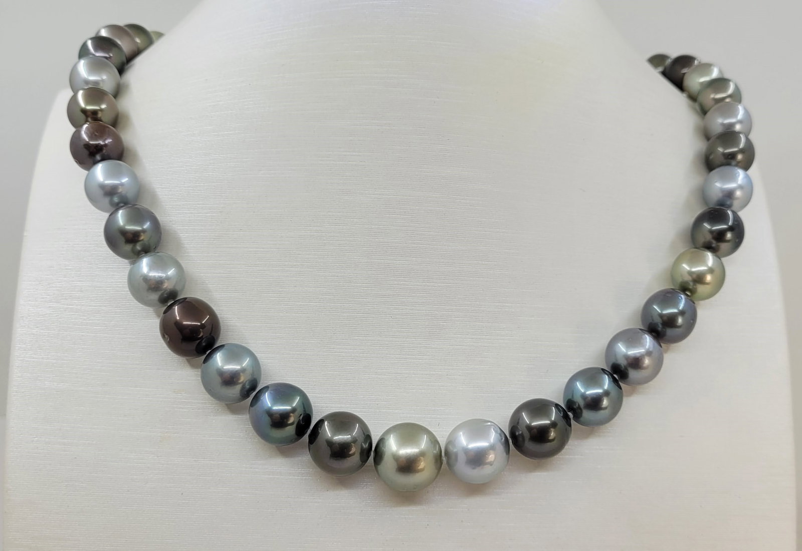 Necklace PSL Certified Tahitian Pearls - 8.3x11.7mm: Title: Necklace PSL Certified Tahitian Pearls - 8.3x11.7mm Description: This necklace is in the category of the Tahitian Pearls according to the tested results and the P.S.L criteria. Emerging from
