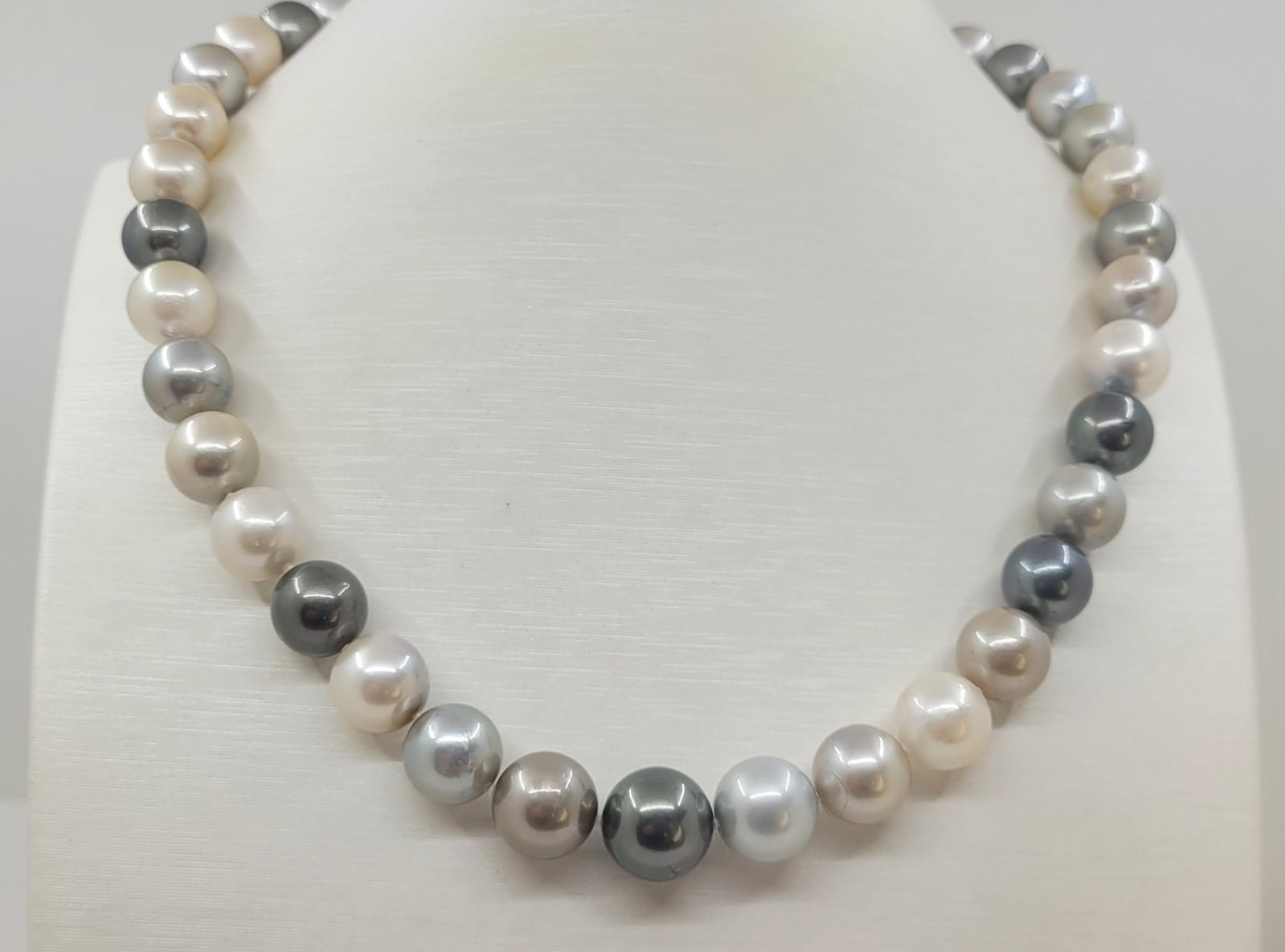 Necklace PSL Certified Tahitian Pearls - 10.0x12.2mm: Title: Necklace PSL Certified Tahitian Pearls - 10.0x12.2mm Description: This necklace is in the category of the Tahitian Pearls according to the tested results and the P.S.L criteria. Emerging from