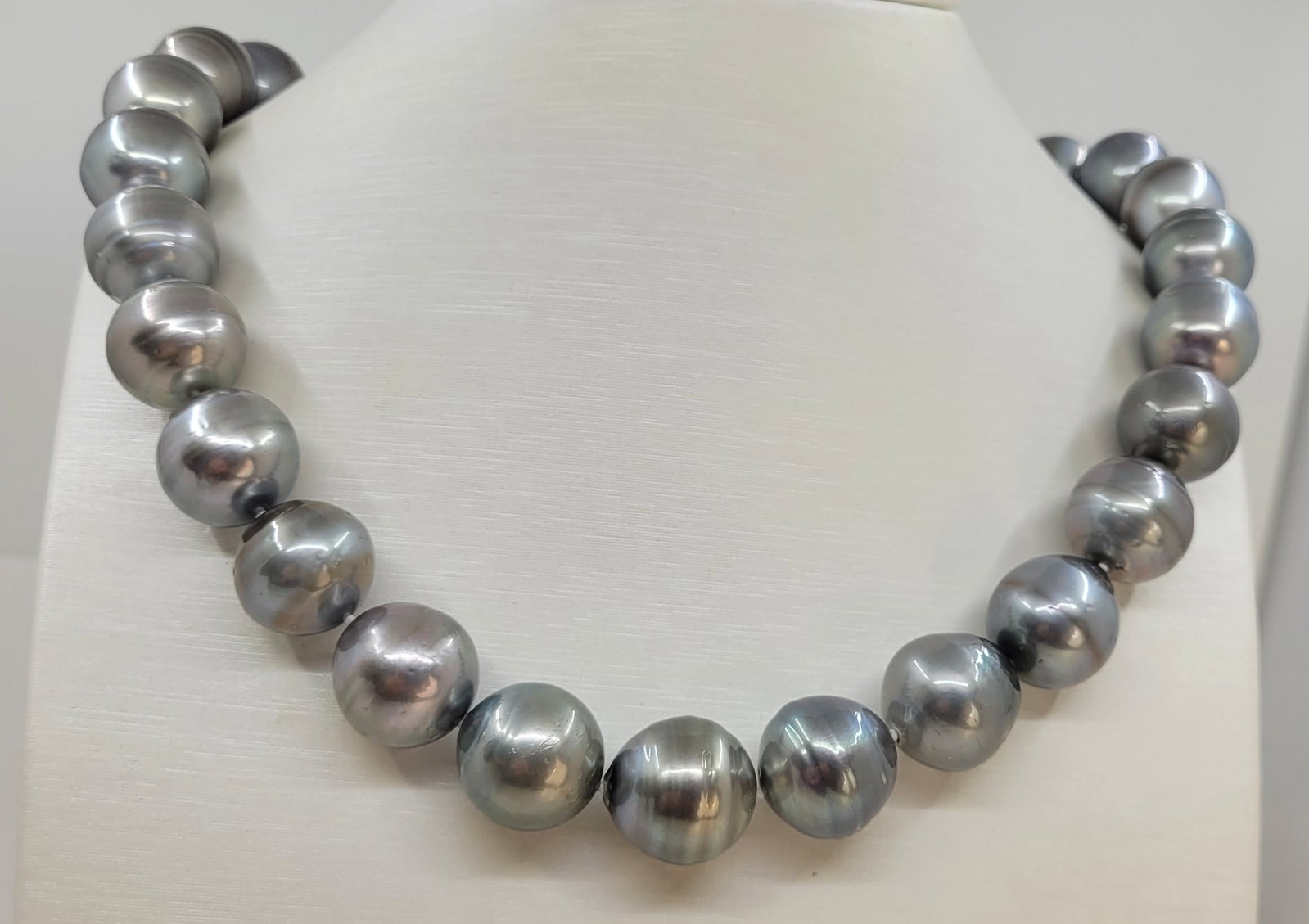 Necklace Silver, PSL Certified Dove Grey Tahitian Pearls - Huge Size - 15.0x15.9mm: Title: Necklace Silver, PSL Certified Dove Grey Tahitian Pearls - Huge Size - 15.0x15.9mm Description: This necklace is in the category of the Tahitian Pearls according to the tested results and the P