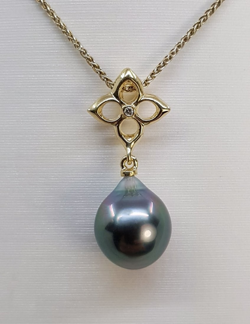 Pendant - 14 kt. Yellow gold - 0.01ct. tw. - 10x11mm Tahitian Pearl: Title: Pendant - 14 kt. Yellow gold - 0.01ct. tw. - 10x11mm Tahitian Pearl Description: Emerging from the tropical lagoons of French Polynesia, this pearl has been selected for its natural remarkable 