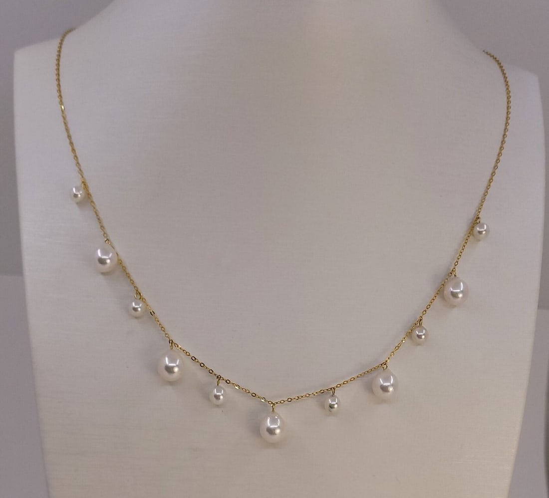 Necklace - 18 kt. Yellow gold - 4x7.5mm Akoya Pearls: Title: Necklace - 18 kt. Yellow gold - 4x7.5mm Akoya Pearls Description: An unique necklace containing 11 top quality Akoya pearls. Produced in the warm oceans of Japan, the pearls were hand selected