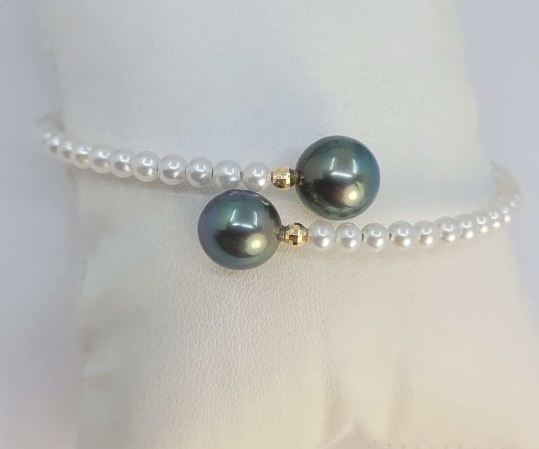Bracelet - 18 kt. Yellow gold 10 mm Peacock Tahiti Pearls - 3,5x4 mm Freshwater pearls: Title: Bracelet - 18 kt. Yellow gold 10 mm Peacock Tahiti Pearls - 3,5x4 mm Freshwater pearls Description: This bracelet is adjustable in size and wraps beautifully around a bigger size wrist. An
