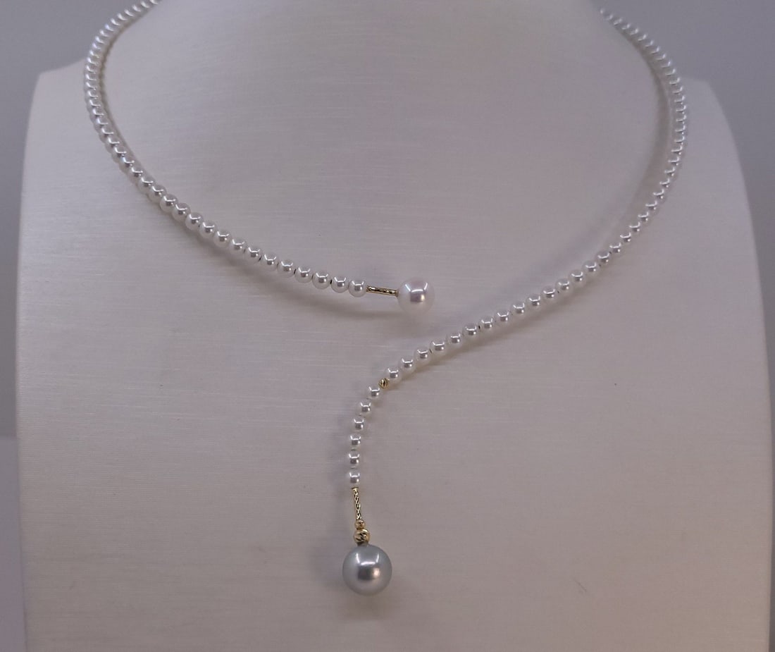 Necklace - 18 krt Yellow gold 7x9 mm Akoya pearls - 3,5 mm freshwater pearls: Title: Necklace - 18 krt Yellow gold 7x9 mm Akoya pearls - 3,5 mm freshwater pearls Description: An unique necklace containing 2 top quality silvery and white Akoya pearls. Produced in the warm