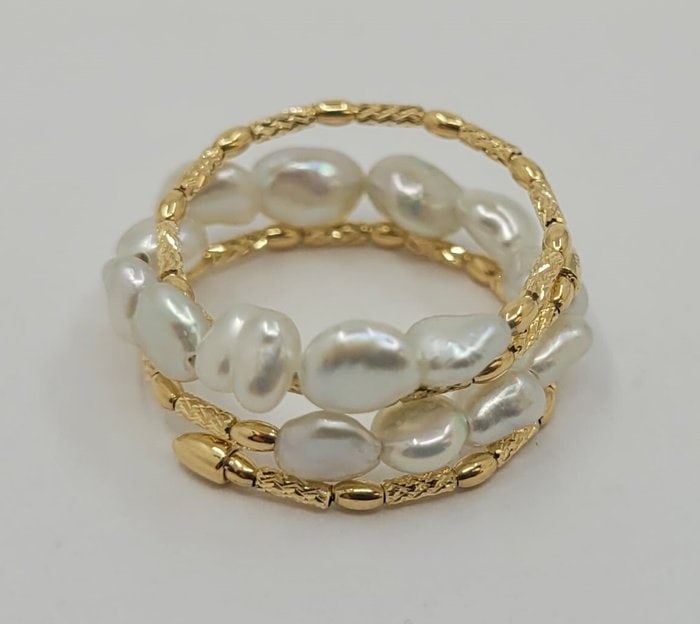 Ring - 18 kt. Yellow gold - Keshi Akoya Pearls: Title: Ring - 18 kt. Yellow gold - Keshi Akoya Pearls Description: A striking pearl ring to create a more inspiring look ! The ring size is adjustable and adapts to the finger size. The ring features