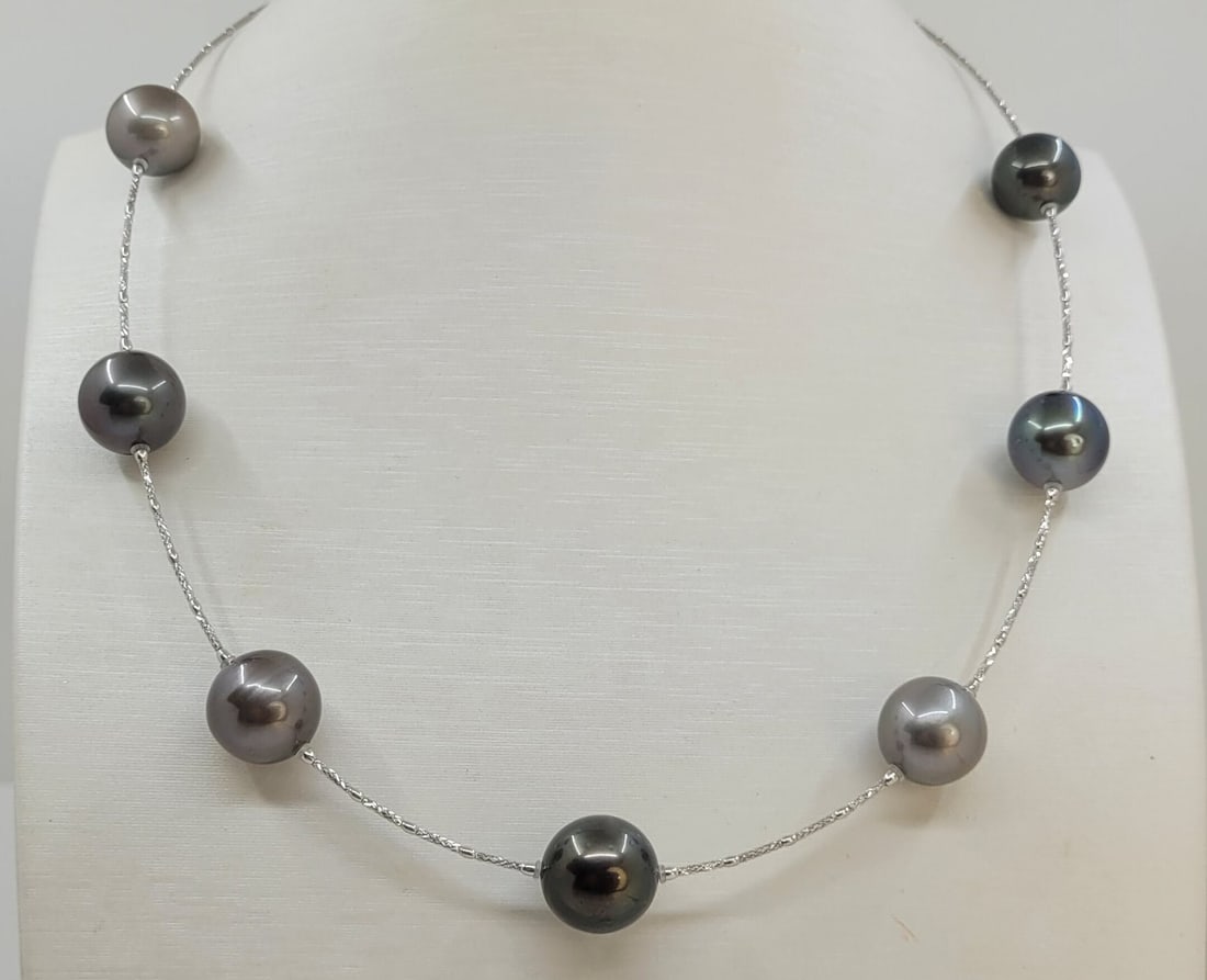 Necklace - 18 kt. White gold - Round Tahiti pearls: Title: Necklace - 18 kt. White gold - Round Tahiti pearls Description: This necklace measures 41cm with an extra lengthening piece of 6cm The necklace contains 7 top quality high lustered round