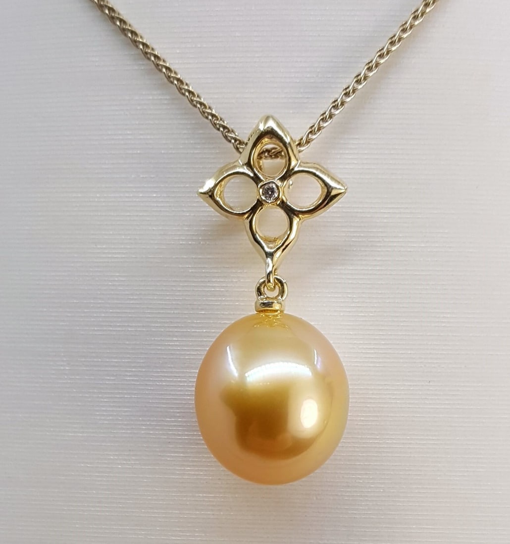 Pendant 11x12mm Deep Golden South Sea Pearl Drop - 14 kt. Yellow gold - 0.01 ct: Title: Pendant 11x12mm Deep Golden South Sea Pearl Drop - 14 kt. Yellow gold - 0.01 ct Description: Produced in the warm oceans of Australia, this pearl has been selected for its natural beautiful