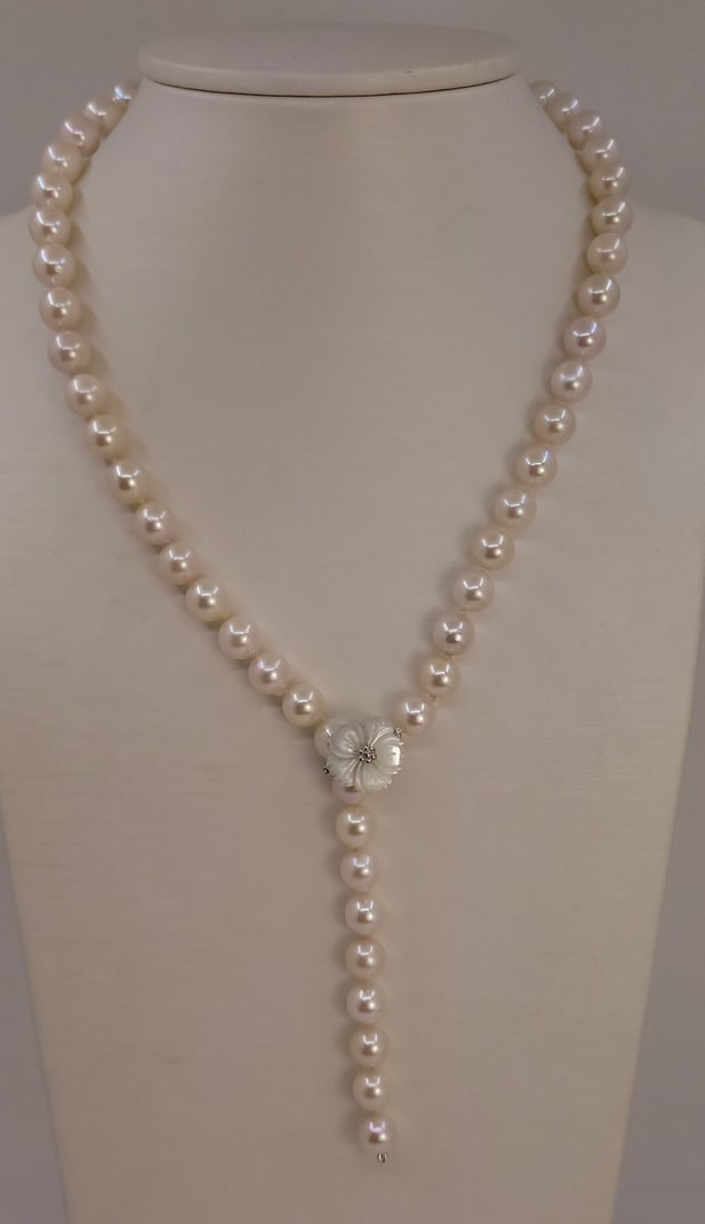 Necklace 8x8.5mm Bright Akoya pearls, Silver: Title: Necklace 8x8.5mm Bright Akoya pearls, Silver Description: A beautiful pearl necklace of white saltwater AA Akoya pearls with exceptional lustre, finished with a solid silver clasp. The classic