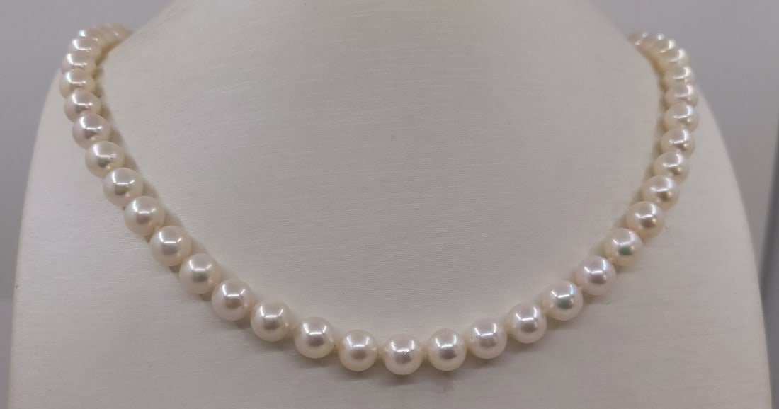 Necklace - 7x7.5mm Akoya Pearls: Title: Necklace - 7x7.5mm Akoya Pearls Description: A beautiful pearl necklace of white saltwater AAA Akoya pearls with exceptional lustre, finished with a solid silver clasp. The classic Akoya pearl