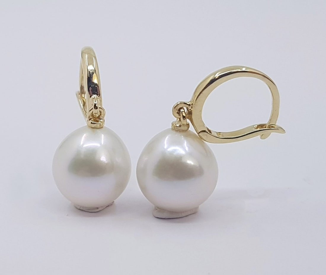 Earrings - 14 kt. Yellow gold - 10x11mm Edison Pearls: Title: Earrings - 14 kt. Yellow gold - 10x11mm Edison Pearls Description: A Pair of Edison pearl earrings, that have been hand drawn in 14kt. gold and can be worn throughout the day and evening.